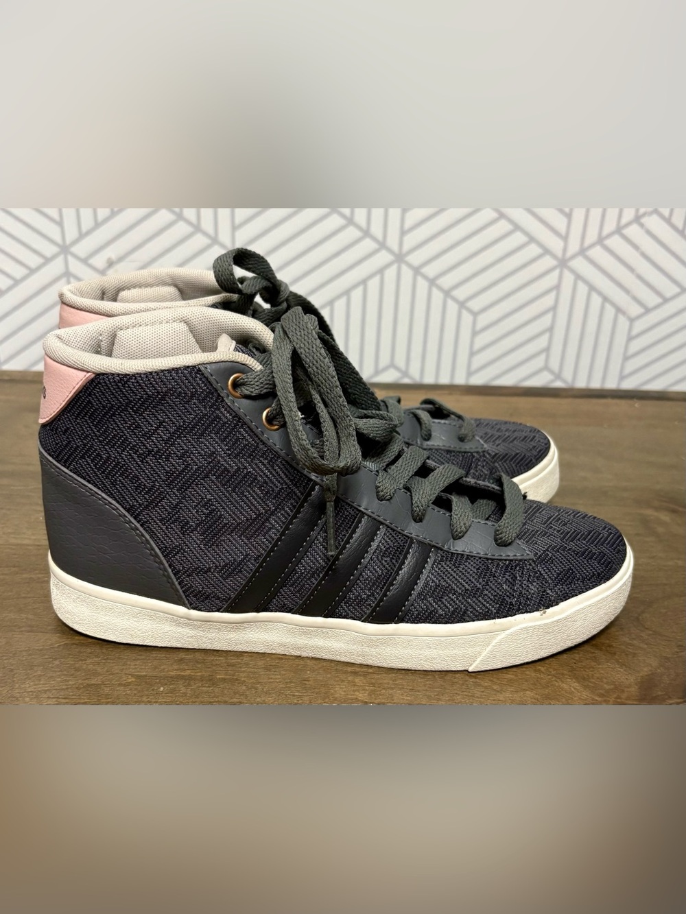 adidas NEO Cloudfoam Daily QT Mid Sneakers Gray Pink - size 7.0